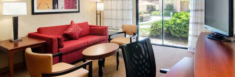 Lobi Courtyard by Marriott Bakersfield