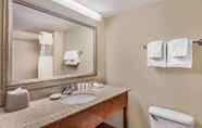 Toilet Kamar 2 La Quinta Inn & Suites by Wyndham Minneapolis-Minnetonka