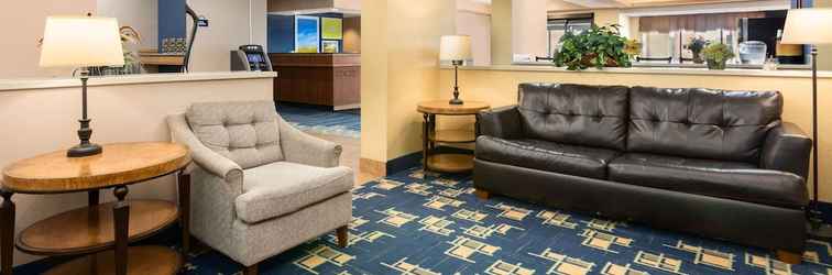 Lobby Days Inn by Wyndham Fargo