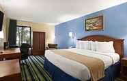 Bedroom 7 Days Inn by Wyndham Fargo