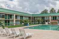 Swimming Pool Econo Lodge