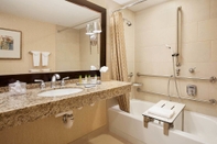 In-room Bathroom DoubleTree by Hilton Hotel Boston - Bedford Glen