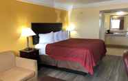 Bedroom 4 Days Inn by Wyndham Gainesville