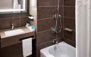 In-room Bathroom 5 Novotel Toronto North York