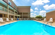 Kolam Renang 4 Days Inn by Wyndham Florence Cincinnati Area