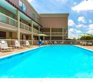 Kolam Renang 4 Days Inn by Wyndham Florence Cincinnati Area