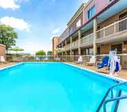 Kolam Renang 3 Days Inn by Wyndham Florence Cincinnati Area