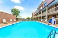 Kolam Renang Days Inn by Wyndham Florence Cincinnati Area