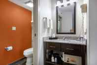 In-room Bathroom Sleep Inn Lansing North/Dewitt