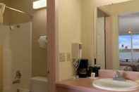 In-room Bathroom Days Inn by Wyndham Newport