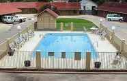 Swimming Pool 6 Will Rogers Inn