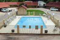 Swimming Pool Will Rogers Inn