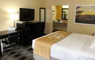 Bedroom 5 Days Inn by Wyndham Canton