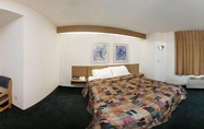 Bedroom 6 Days Inn by Wyndham Flint/Bishop International Airport