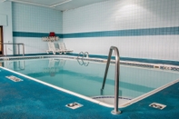 Swimming Pool Days Inn by Wyndham Flint/Bishop International Airport