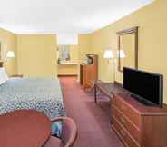 Bedroom 4 Days Inn by Wyndham N Little Rock East