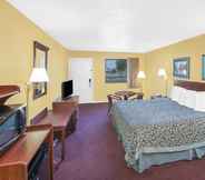 Bedroom 5 Days Inn by Wyndham N Little Rock East