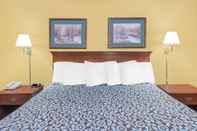 Bedroom Days Inn by Wyndham N Little Rock East