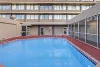 Swimming Pool Quality Inn & Suites Cincinnati Downtown