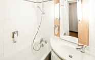 In-room Bathroom 3 ibis London Heathrow Airport