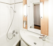 In-room Bathroom 3 ibis London Heathrow Airport