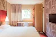 Bedroom ibis London Heathrow Airport