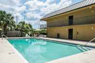 Swimming Pool Quality Inn Elkton - St. Augustine South