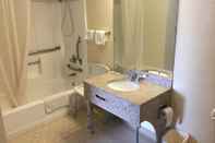 In-room Bathroom Quality Inn