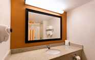 In-room Bathroom 6 La Quinta Inn by Wyndham Orlando International Drive North