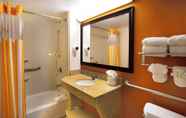 In-room Bathroom 4 La Quinta Inn by Wyndham Orlando International Drive North
