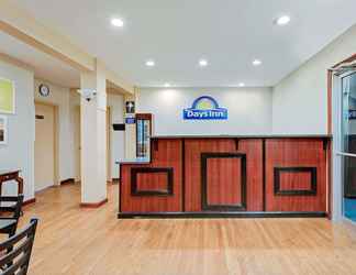 Lobi 2 Days Inn by Wyndham Fairmont