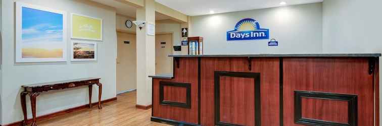 Lobi Days Inn by Wyndham Fairmont