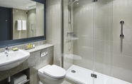 In-room Bathroom 3 Delta Hotels Durham Royal County