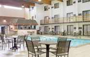 Kolam Renang 2 Quality Inn Bismarck