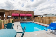 Swimming Pool Econo Lodge & Suites