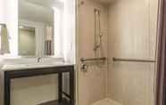 Toilet Kamar 3 La Quinta Inn & Suites by Wyndham Warwick Providence Airport