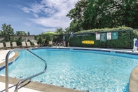 Swimming Pool La Quinta Inn & Suites by Wyndham Warwick Providence Airport