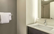 In-room Bathroom 4 La Quinta Inn & Suites by Wyndham Warwick Providence Airport