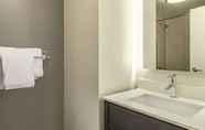 Toilet Kamar 4 La Quinta Inn & Suites by Wyndham Warwick Providence Airport