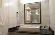 In-room Bathroom 5 Hotel Espresso Montreal Downtown