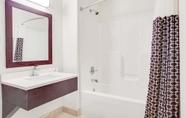 In-room Bathroom 4 Super 8 by Wyndham Dalton