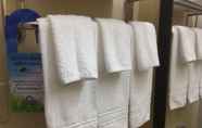 In-room Bathroom 2 Days Inn & Suites by Wyndham Columbia Airport