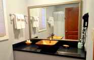 In-room Bathroom 7 FairBridge Inn & Suites Merced/Gateway to Yosemite