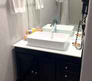In-room Bathroom 6 FairBridge Inn & Suites Merced/Gateway to Yosemite