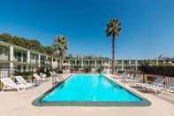 Swimming Pool Days Inn by Wyndham Richmond Hill/Savannah