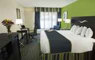 Bedroom 5 Days Inn by Wyndham Richmond Hill/Savannah