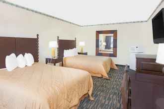Bedroom 4 Days Inn by Wyndham Fresno Central