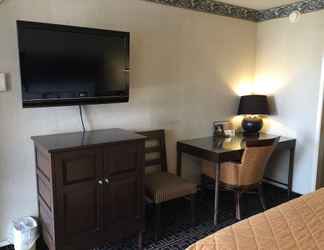 Bedroom 2 Days Inn by Wyndham Fresno Central