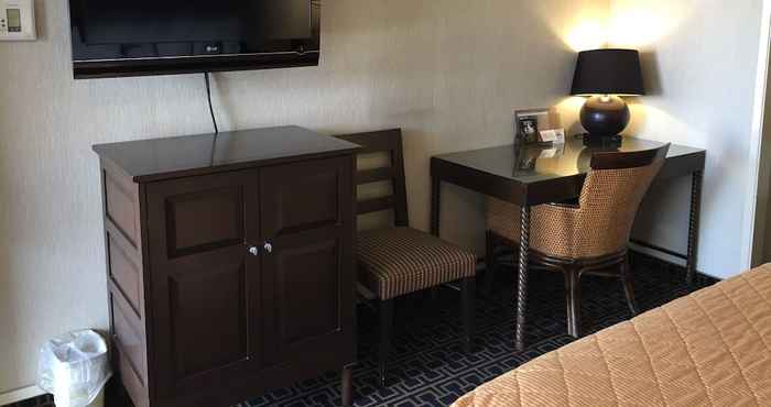 Bedroom Days Inn by Wyndham Fresno Central