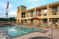 Swimming Pool Red Roof Inn Ardmore